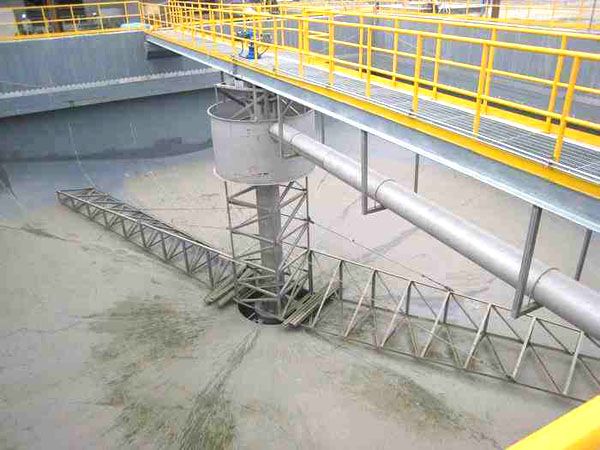 中心轉(zhuǎn)動(dòng)刮泥機(jī)